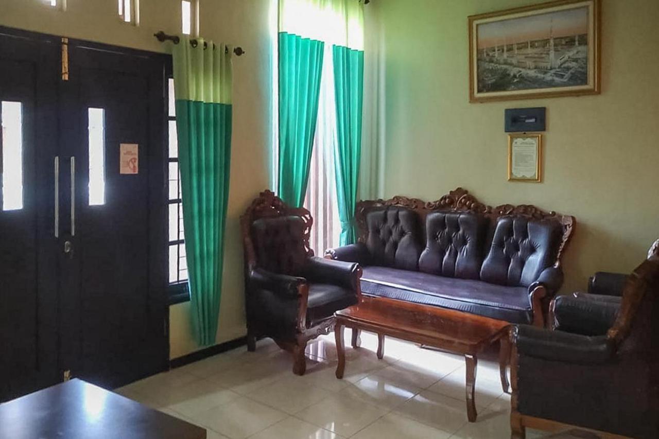 Baitussafar Ummi 1 Syariah Hotell Malang Exteriör bild